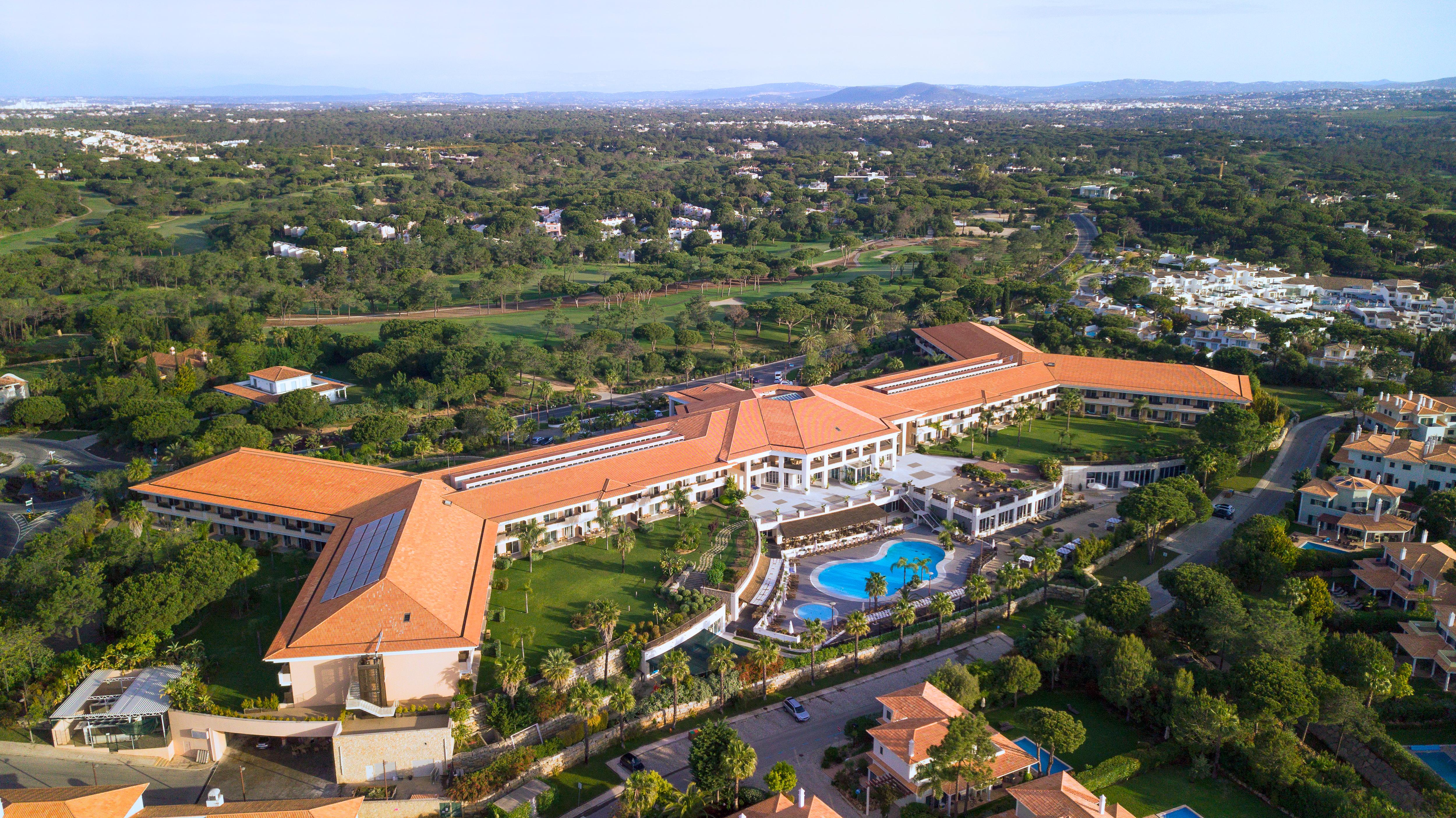 Wyndham Grand Algarve Hotel Quinta do Lago Bagian luar foto Aerial view of the hotel
