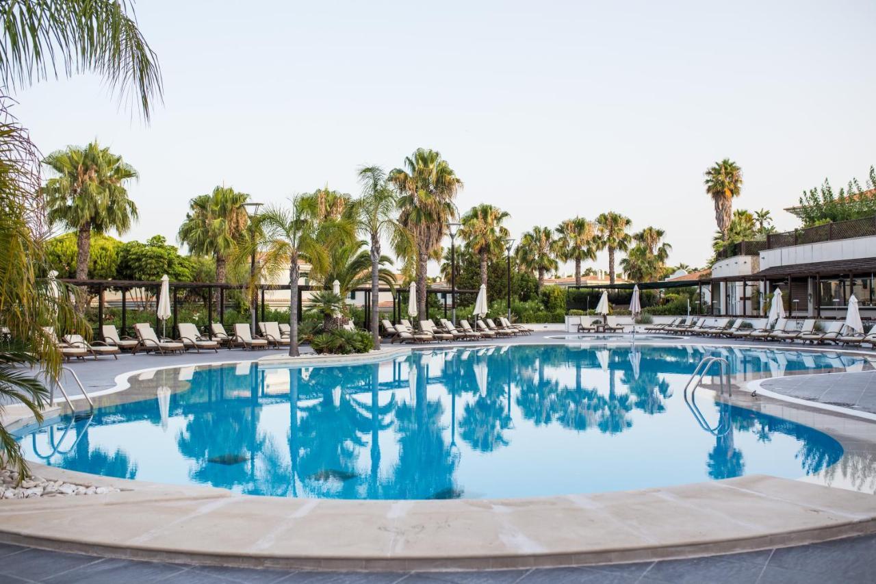 Wyndham Grand Algarve Hotel Quinta do Lago Bagian luar foto Pool at the hotel