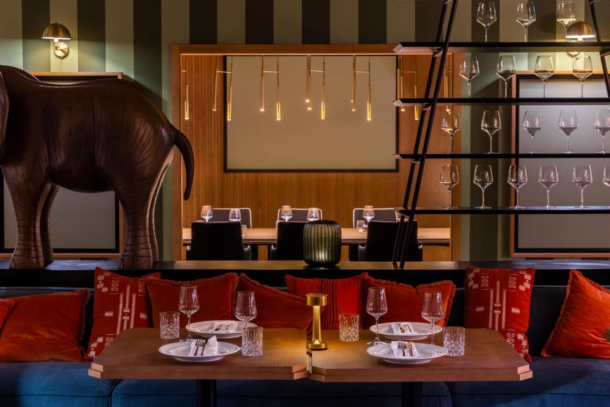 Wyndham Grand Algarve Hotel Quinta do Lago Bagian luar foto The interior of the restaurant