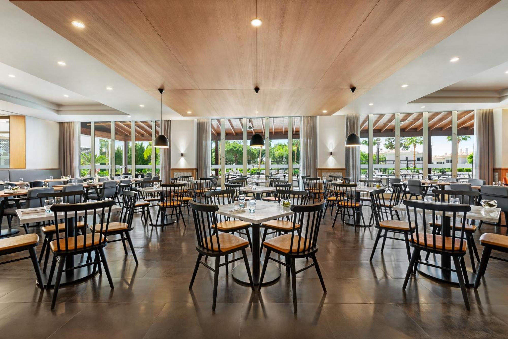 Wyndham Grand Algarve Hotel Quinta do Lago Bagian luar foto The interior of the restaurant